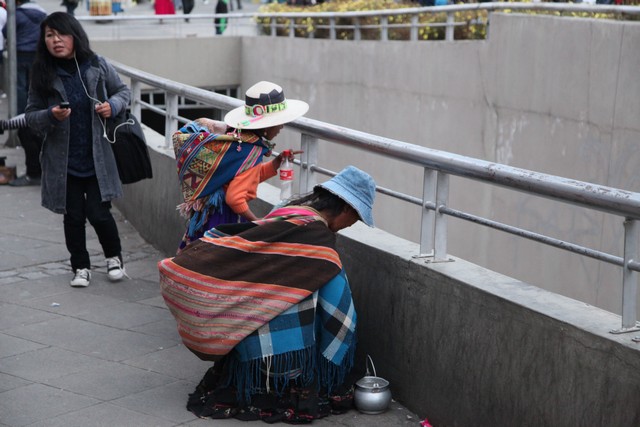 Geleneksel kıyafetleriyle Bolivyalı bir kadın ve çocuğu