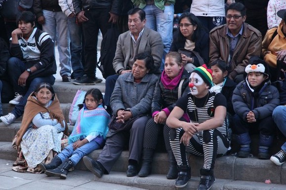 Palyaço gösterisi ve meraklı gözlerle izleyen Bolivyalılar